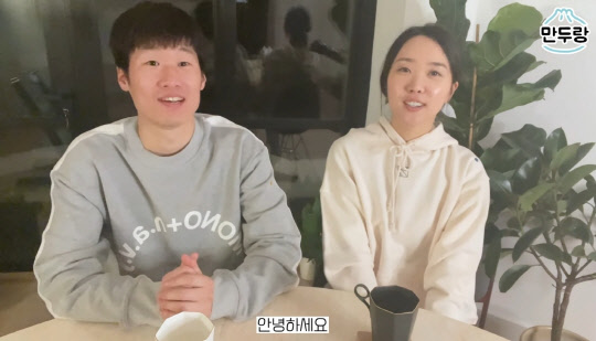 전 축구선수 박지성의 부인 김민지 전 아나운서가 고(故) 유상철 전 감독 조문과 관련한 악플 세례에 불쾌감을 드러냈다. 유튜브 캡처